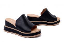 ARTIKER RELAKS 50C0339 czarny, klapki damskie. Czarne klapki damskie Artiker Relaks, na lato, bez wzorów, ze skóry, bez obcasa, na koturnie, bez zapięcia. Za 249.90 zł.