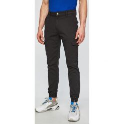 Review - Spodnie. Zielone spodnie materiałowe męskie Review, bez wzorów, z bawełny. W wyprzedaży za 119.90 zł.