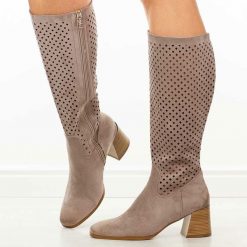 Beżowe zamszowe kozaki damskie na obcasie Vinceza 58635. Brązowe kozaki damskie VINCEZA, na jesień, w ażurowe wzory, z zamszu, bez obcasa, na obcasie, bez zapięcia. Za 239.00 zł.