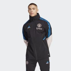 Kurtka do piłki nożnej męska Adidas Manchester United Condivo 22 Storm. Czarne kurtki męskie Adidas, m, bez wzorów, z materiału, sportowe, bez kaptura. W wyprzedaży za 386.00 zł.