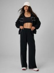 4F Bluza dresowa loose bez kaptura damska - czarna L. Czarne bluzy damskie 4F, l, bez wzorów, z dresówki, klasyczne, bez ramiączek, bez kaptura. Za 199.99 zł.