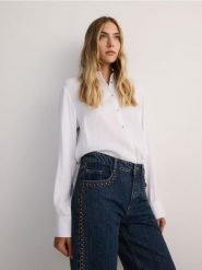 Koszula z wiskozy - złamana biel. Koszule damskie Reserved, l, bez wzorów, z wiskozy, bez kołnierzyka, bez ramiączek. W wyprzedaży za 69.99 zł.