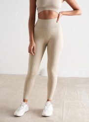 Damskie legginsy bezszwowe, prążkowane, wysoki stan, squat proof beżowe. Brązowe legginsy damskie Aim'n, bez wzorów, z dzianiny. Za 255.00 zł.