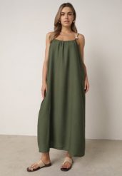Zielona Pudełkowa Sukienka Boho z Wiskozy na Ramiączkach z Ozdobnymi Koralikami Erane. Zielone sukienki damskie Born2be, na co dzień, l, bez wzorów, z tkaniny, boho, bez kołnierzyka, plus size, bez ramiączek, maxi, proste. Za 89.99 zł.