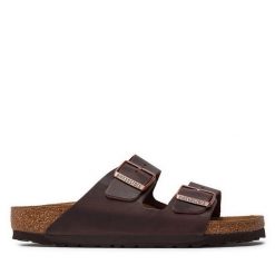 Klapki Birkenstock. Brązowe klapki damskie Birkenstock, bez wzorów, bez obcasa, bez zapięcia. Za 439.99 zł.