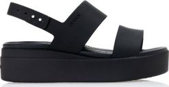 Crocs Sandały Crocs Brooklyn Low Wedge 206453-060 - 37/38. Sandały damskie Crocs, bez wzorów, bez obcasa, bez zapięcia. Za 209.33 zł.