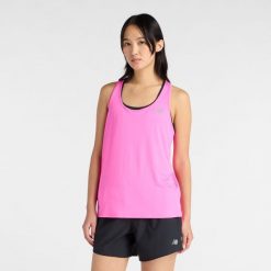 Koszulka damska New Balance WT41220AAB – różowa. Czerwone bluzki damskie New Balance, m, bez wzorów, z materiału, sportowe, bez kołnierzyka, bez ramiączek. Za 129.99 zł.