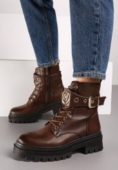 Brązowe Płaskie Botki Workery Ozdobione Metalową Aplikacją i Paskiem Laonara. Brązowe botki damskie Born2be, z aplikacjami, z jeansu, eleganckie, bez obcasa, na płaskiej podeszwie, bez zapięcia. Za 169.99 zł.