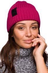 Czapka w Szeroki Prążek z Naszywką - Malinowa. Różowe czapki damskie MOE, z aplikacjami, z materiału. Za 109.90 zł.