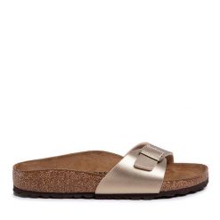 Klapki Birkenstock. Żółte klapki damskie Birkenstock, bez wzorów, bez obcasa, bez zapięcia. Za 359.99 zł.