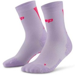 Męskie sportowe skarpety kompresyjne do połowy łydki Ultralight Core Run CEP. Czerwone skarpety męskie CEP, bez wzorów, z materiału. Za 79.00 zł.