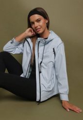 Jasnoniebieska Kurtka Wiatrówka z Kieszeniami i Ściągaczami Braliana. Niebieskie kurtki damskie Born2be, l, bez wzorów, z jeansu, bez kaptura. Za 99.99 zł.