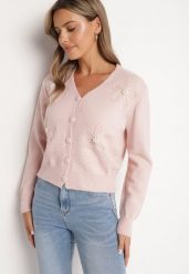 Różowy Wiskozowy Kardigan Zdobiony Aplikacjami w Kształcie Kwiatów z Perełkami Gemilena. Czerwone kardigany damskie Born2be, z aplikacjami, z jeansu, eleganckie, bez kołnierzyka. Za 159.99 zł.