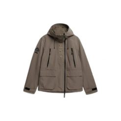 Kurtka przeciwwiatrowa z kapturem z haftowanym logo Superdry Ultimate. Brązowe kurtki męskie Superdry, xl, z aplikacjami, z materiału, z kapturem. Za 647.50 zł.