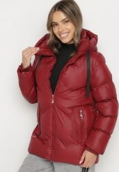 Bordowa Pikowana Kurtka z Kapturem Ozdobiona Sznurkami Olittia. Czerwone kurtki sportowe damskie Born2be, m, bez wzorów, z jeansu, bez ramiączek, z kapturem, narciarskie. Za 99.99 zł.