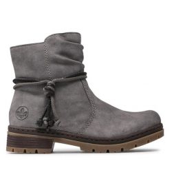 Botki Rieker. Szare botki damskie Rieker, bez wzorów, bez obcasa, na płaskiej podeszwie, bez zapięcia. Za 199.99 zł.