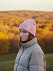 Czapka beanie - różowy. Czerwone czapki damskie Sinsay, bez wzorów. Za 9.99 zł.