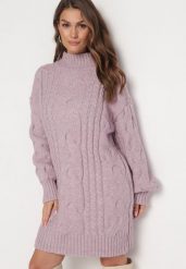 Jasnofioletowy Luźny Sweter w Warkoczykowy Splot Sentlia. Fioletowe swetry nierozpinane damskie Born2be, bez wzorów, ze splotem, bez kołnierzyka, bez ramiączek. Za 149.99 zł.
