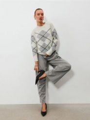 Sweter z domieszką wełny w romby - wielobarwny. Swetry nierozpinane damskie Sinsay, l, bez wzorów, z wełny, bez kołnierzyka, bez ramiączek. Za 69.99 zł.