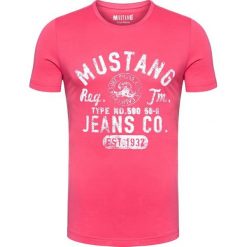 MUSTANG T SHIRT MUSTANG T SHIRT Print Tee CLARET RED 1007520 8213. Czerwone t-shirty męskie Mustang, m, bez wzorów, bez kołnierzyka, bez ramiączek. Za 69.99 zł.