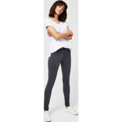 Jeansy typu jeggins. Jeansy damskie MOODO, bez wzorów, z jeansu, plus size. Za 39.99 zł.