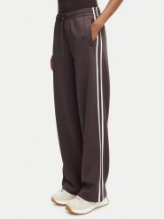 Guess Spodnie dresowe V6YB08 K4286 Brązowy ciemny Regular Fit. Brązowe spodnie dresowe damskie Guess, z aplikacjami, z dresówki. Za 434.99 zł.