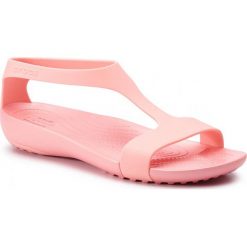 SANDAŁY SERENA SANDAL. Różowe sandały damskie Crocs, bez wzorów, bez obcasa, bez zapięcia. W wyprzedaży za 99.99 zł.