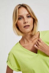 T-shirt z krótkimi rękawami zielony. Zielone t-shirty damskie MOODO, bez wzorów, bez kołnierzyka, bez ramiączek. W wyprzedaży za 27.49 zł.