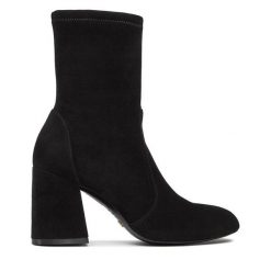 Botki Stuart Weitzman. Czarne botki damskie Stuart Weitzman, bez wzorów, bez obcasa, na słupku, bez zapięcia. Za 3,019.00 zł.