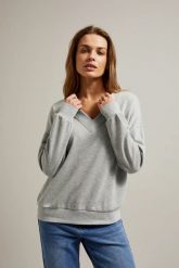 Gładka bluza z dekoltem w serek szara. Szare bluzy damskie MOODO, l, bez wzorów, z bawełny, bez ramiączek, bez kaptura. W wyprzedaży za 43.98 zł.
