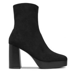 Botki DeeZee. Czarne botki damskie DeeZee, bez wzorów, bez obcasa, na słupku, bez zapięcia. Za 199.99 zł.