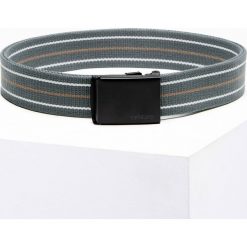 Pasek męski parciany - szary V2 A648 - uniwersalny. Szare paski męskie Ombre Clothing. W wyprzedaży za 19.99 zł.