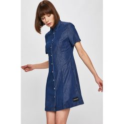 Calvin Klein Jeans - Sukienka. Niebieskie sukienki damskie Calvin Klein Jeans, na co dzień, m, bez wzorów, z bawełny, casualowe, bez kołnierzyka, bez ramiączek, mini, proste. W wyprzedaży za 319.90 zł.