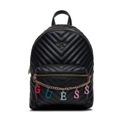 Plecak Guess. Czarne plecaki damskie Guess, z aplikacjami. Za 249.99 zł.
