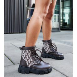 Brązowe botki z ozdobnymi napisami Madelene. Brązowe botki damskie bez wzorów, eleganckie, z okrągłym noskiem, za kostkę, bez obcasa, na obcasie, bez zapięcia. Za 89.95 zł.