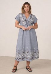 Niebieska Kopertowa Sukienka z Wiskozy Zdobiona Haftem i Wiązanym Paskiem Tasenea. Niebieskie sukienki damskie Born2be, na co dzień, na lato, plus size, z aplikacjami, z wiskozy, boho, bez kołnierzyka, plus size, bez ramiączek, maxi, kopertowe. Za 129.99 zł.