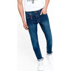 SPODNIE MĘSKIE JEANSOWE O KROJU SLIM Z LEKKIM OPRANIEM. Niebieskie spodnie materiałowe męskie TOP SECRET, bez wzorów, z jeansu, z obniżonym stanem. W wyprzedaży za 49.99 zł.