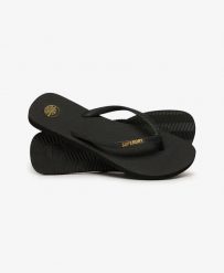 Superdry Damskie Klapki Core Essential z gumy – Black. Czarne klapki damskie Superdry, bez wzorów, klasyczne, bez obcasa, bez zapięcia. Za 107.55 zł.