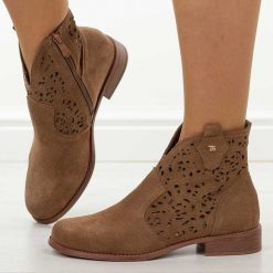 Brązowe dk.tp skórzane ażurowe botki damskie T.Sokolski w26-50. Brązowe botki damskie Sokolski, na jesień, w ażurowe wzory, z jeansu, biznesowe, z okrągłym noskiem, bez obcasa, na obcasie, bez zapięcia. W wyprzedaży za 251.10 zł.