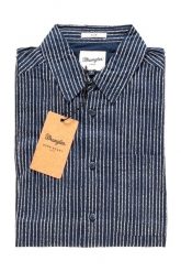 KOSZULA WRANGLER L/S ROUND PKT SHIRT MEDIEVAL BLUE W59096S9I. Niebieskie koszule męskie Wrangler, l, bez wzorów, bez kołnierzyka, bez ramiączek. W wyprzedaży za 59.99 zł.