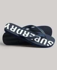 Superdry Code Core Sport Klapki gumowe – Eclipse Navy/Optic. Niebieskie klapki damskie Superdry, bez wzorów, z gumy, sportowe, bez obcasa, bez zapięcia. Za 116.60 zł.