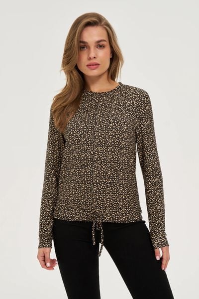 Sweter w drobny wzór beżowy. Brązowe swetry nierozpinane damskie MOODO, l, bez wzorów, z elastanu, bez kołnierzyka, bez ramiączek. Za 89.99 zł.