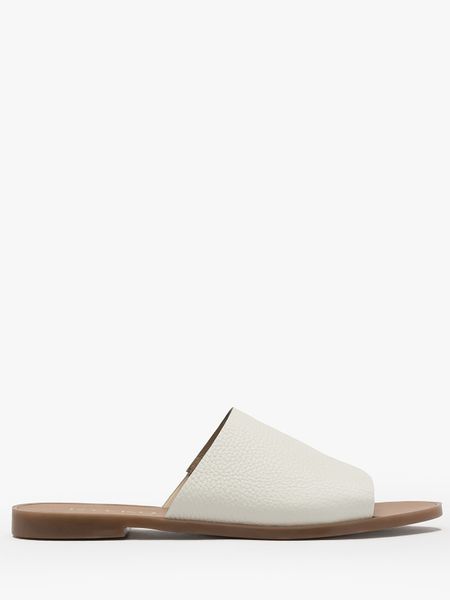 Białe klapki damskie płaskiej podeszwie. Białe klapki damskie Ryłko, na lato, bez wzorów, ze skóry, bez obcasa, na płaskiej podeszwie, bez zapięcia. W wyprzedaży za 179.99 zł.