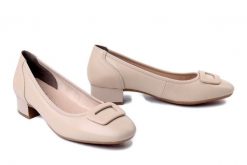 RIEKER 43453-62 beige, czółenka damskie. Brązowe czółenka damskie Rieker, bez wzorów, bez obcasa, bez zapięcia. Za 329.90 zł.