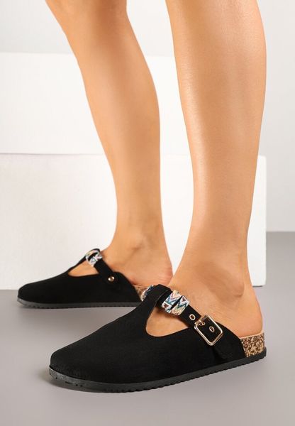 Czarne Klapki Chodaki z Ozdobnymi Wycięciami i Klamerką Nilra. Czarne klapki damskie Born2be, na lato, bez wzorów, eleganckie, bez obcasa, na płaskiej podeszwie, bez zapięcia. Za 49.99 zł.