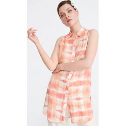 Koszula z motywem tie-dye - Wielobarwny. Koszule damskie Reserved, bez wzorów, bez kołnierzyka, bez ramiączek. W wyprzedaży za 29.99 zł.