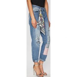 Silvian Heach - Jeansy. Niebieskie jeansy damskie Silvian Heach, z aplikacjami, z bawełny. W wyprzedaży za 299.90 zł.