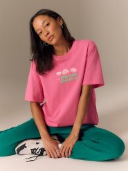 4F T-shirt loose z nadrukiem damski - różowy M. Czerwone t-shirty damskie 4F, l, bez wzorów, z materiału, eleganckie, bez kołnierzyka, bez ramiączek. Za 79.99 zł.