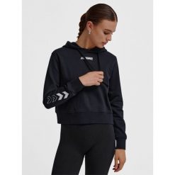 Bluza damska z kapturem Hummel Elemental. Czarne bluzy damskie Hummel, bez wzorów, sportowe, bez ramiączek, z kapturem. W wyprzedaży za 139.50 zł.