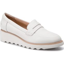Półbuty CLARKS - Sharon Ranch 261406514 White. Białe półbuty damskie Clarks, bez wzorów, z materiału, bez obcasa, na koturnie, bez zapięcia. W wyprzedaży za 229.00 zł.